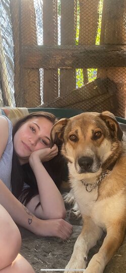 Ruce, které se nebojí práce:

Seznamte se s naší ošetřovatelkou

​Terka zajišťuje chod azylu a kompletní péči o naše svěřence. Její práce zahrnuje vše od krmení a venčení až po aktivní práci se psy a jejich socializaci.

více o Terce
