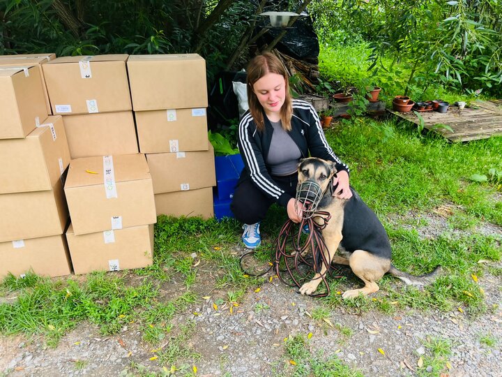 &nbsp;

Ruce, které se nebojí práce: Seznamte se s naší ošetřovatelkou

​Terka zajišťuje chod azylu a kompletní péči o naše svěřence. Její práce zahrnuje vše od krmení a venčení až po aktivní práci se psy a jejich socializaci.

Více o Terce
